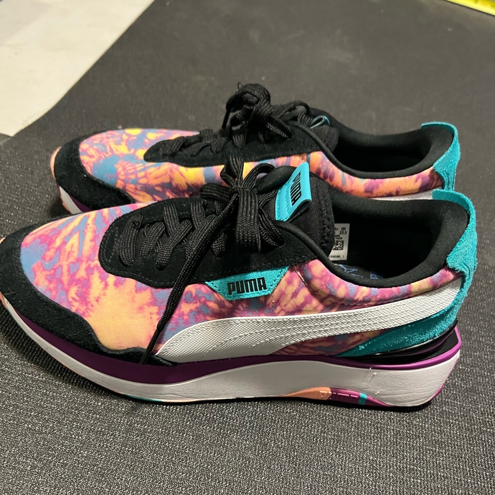 Womans Puma sneakers